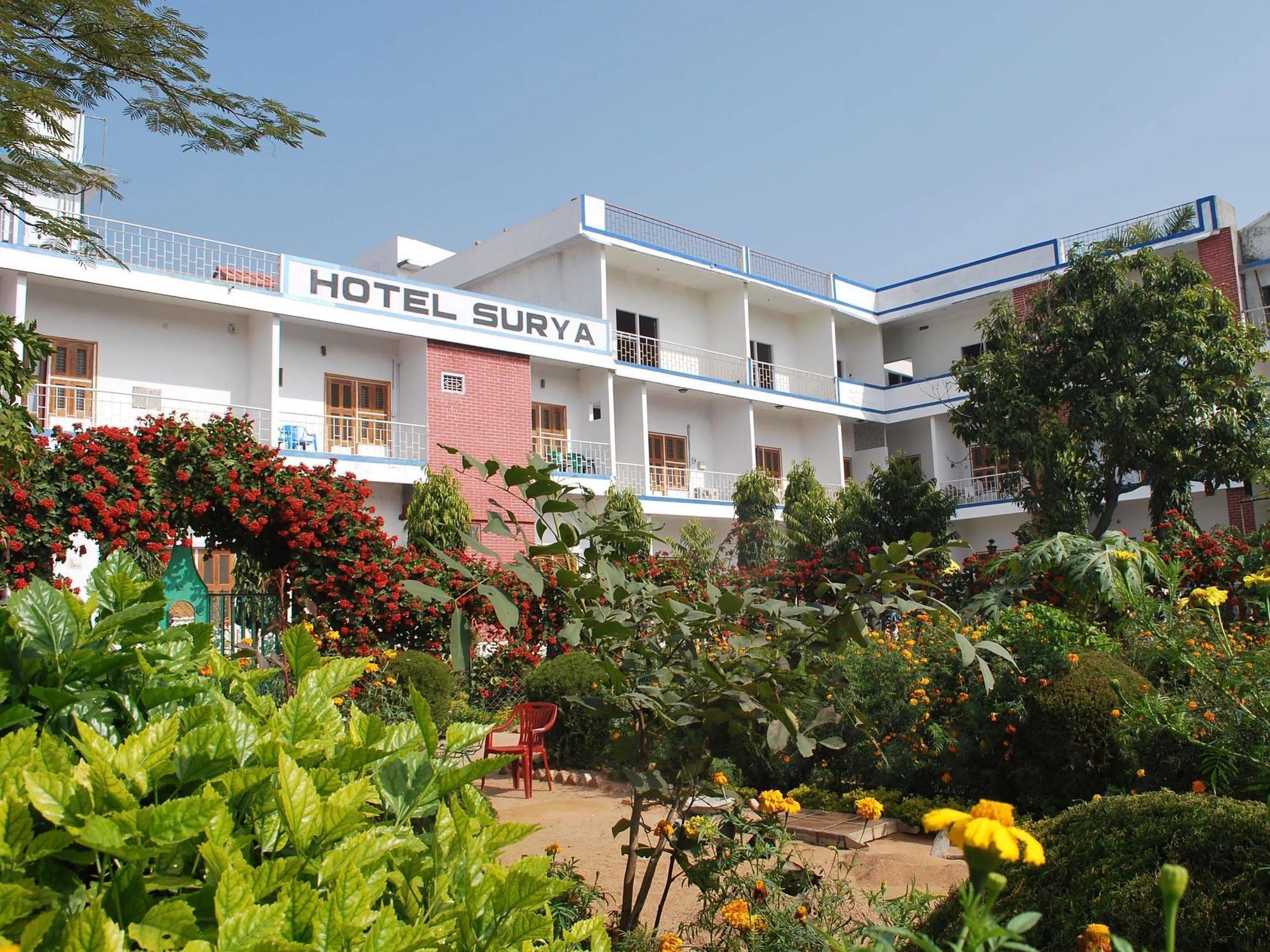 Hotel Surya Khajurāho Exteriör bild